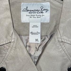 American Rag Women's cream jacket size XL, not made of leather, 100% Polyester
